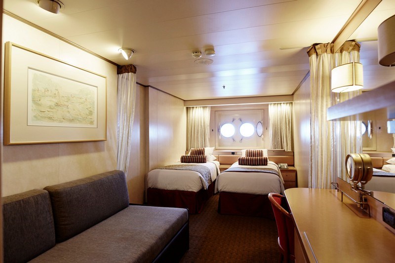 outside-stateroom-twin-bed-setup